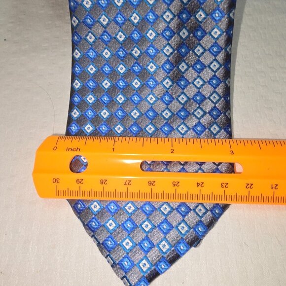 GEOFFREY BEENE SILK TIE BLUE WITH BLUE GRAY DIAMOND DESIGN MENS EUC - Picture 3 of 5